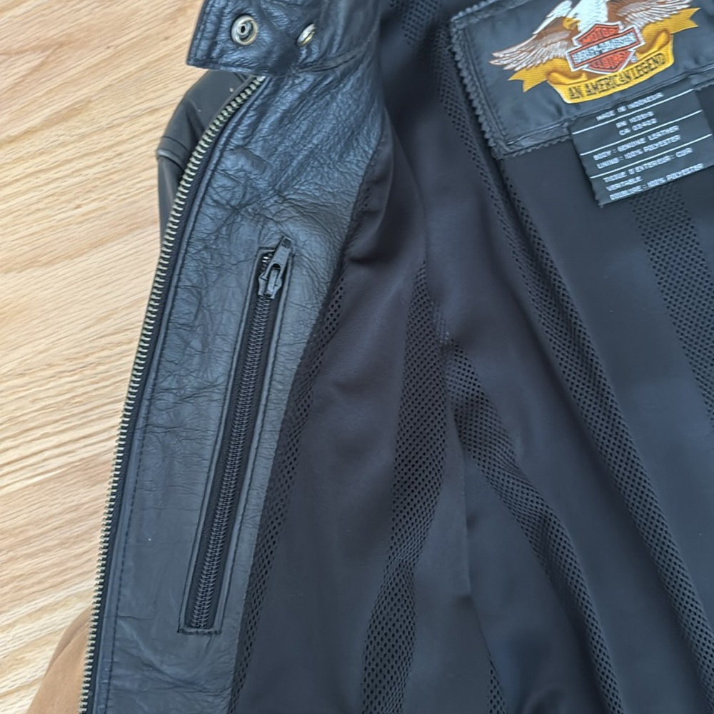 Like new leather Harley Davidson motorcycle jacket - Picture 3 of 7